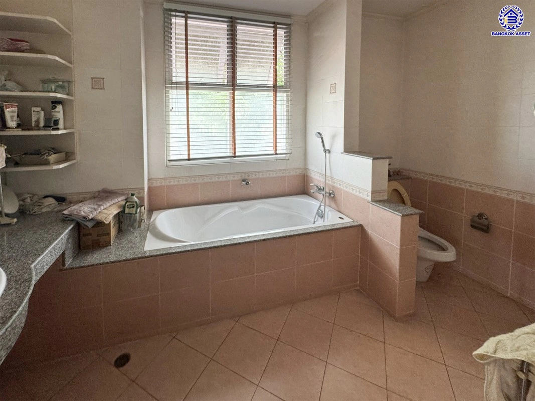 บ้านมือสอง โครงการ บ้านฟ้ากรีนพาร์ค รอยัล ปิ่นเกล้า เนื้อที่ 128.5 ตร.ว. พื้นที่ใช้สอย 203 ตร.ม. ฟังก์ชัน 3 ห้องนอน 2 ห้องน้ำ 1 ห้องอเนกประสงค์ 1 ห้อง จอดรถได้ 2 คัน บนทำเลดี เชื่อมต่อถนนพรานนกตัดใหม่, ถนนพุทธมณฑลสาย1, ถนนกาญจนาภิเษก