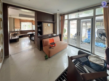 บ้านมือสอง โครงการ บ้านฟ้ากรีนพาร์ค รอยัล ปิ่นเกล้า เนื้อที่ 128.5 ตร.ว. พื้นที่ใช้สอย 203 ตร.ม. ฟังก์ชัน 3 ห้องนอน 2 ห้องน้ำ 1 ห้องอเนกประสงค์ 1 ห้อง จอดรถได้ 2 คัน บนทำเลดี เชื่อมต่อถนนพรานนกตัดใหม่, ถนนพุทธมณฑลสาย1, ถนนกาญจนาภิเษก