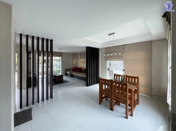 บ้านมือสอง โครงการ มัณฑนา2 พระราม9-วงแหวน เนื้อที่ 56.3 ตร.ว. พื้นที่ใช้สอย 208 ตร.ม. ฟังก์ชันจัดเต็ม 3 ห้องนอน 2 ห้องน้ำ 2 ที่จอดรถ บนทำเลเดินทางง่าย ใกล้แอร์พอร์ต เรล ลิงก์ "สถานีบ้านทับช้าง" ใกล้สนามบินสุวรรณภูมิ และทางหลวงพิเศษหมายเลข9