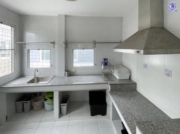 บ้านมือสอง โครงการ มัณฑนา2 พระราม9-วงแหวน เนื้อที่ 56.3 ตร.ว. พื้นที่ใช้สอย 208 ตร.ม. ฟังก์ชันจัดเต็ม 3 ห้องนอน 2 ห้องน้ำ 2 ที่จอดรถ บนทำเลเดินทางง่าย ใกล้แอร์พอร์ต เรล ลิงก์ "สถานีบ้านทับช้าง" ใกล้สนามบินสุวรรณภูมิ และทางหลวงพิเศษหมายเลข9