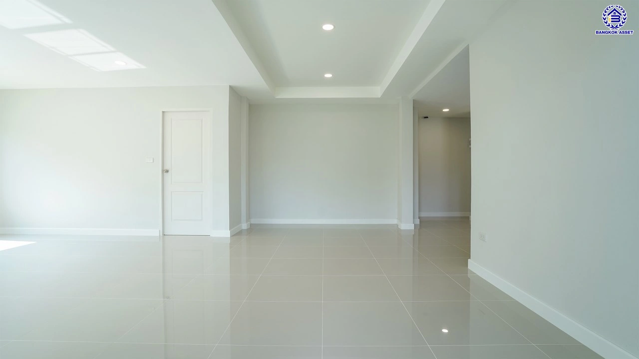 บ้านรีโนเวทใหม่ คุณภาพแบรนด์ LH โครงการ ชัยพฤกษ์ บางแวก เนื้อที่ 78.9 ตร.ว. พื้นที่ใช้สอย 310.34 ตร.ม. ฟังก์ชันจัดเต็ม 4 ห้องนอน 3 ห้องน้ำ จอดรถได้ 2 คัน พร้อม Facilities ครบ! บนทำเลคุณภาพ เชื่อมต่อได้หลายเส้นทาง ใกล้เซ็นทรัลปิ่นเกล้า และทางด่วนคู่ขนานลอยฟ้า