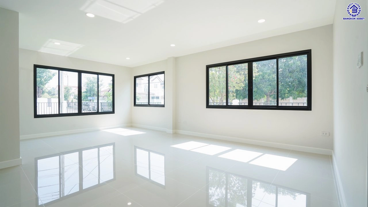 บ้านรีโนเวทใหม่ คุณภาพแบรนด์ LH โครงการ ชัยพฤกษ์ บางแวก เนื้อที่ 78.9 ตร.ว. พื้นที่ใช้สอย 310.34 ตร.ม. ฟังก์ชันจัดเต็ม 4 ห้องนอน 3 ห้องน้ำ จอดรถได้ 2 คัน พร้อม Facilities ครบ! บนทำเลคุณภาพ เชื่อมต่อได้หลายเส้นทาง ใกล้เซ็นทรัลปิ่นเกล้า และทางด่วนคู่ขนานลอยฟ้า