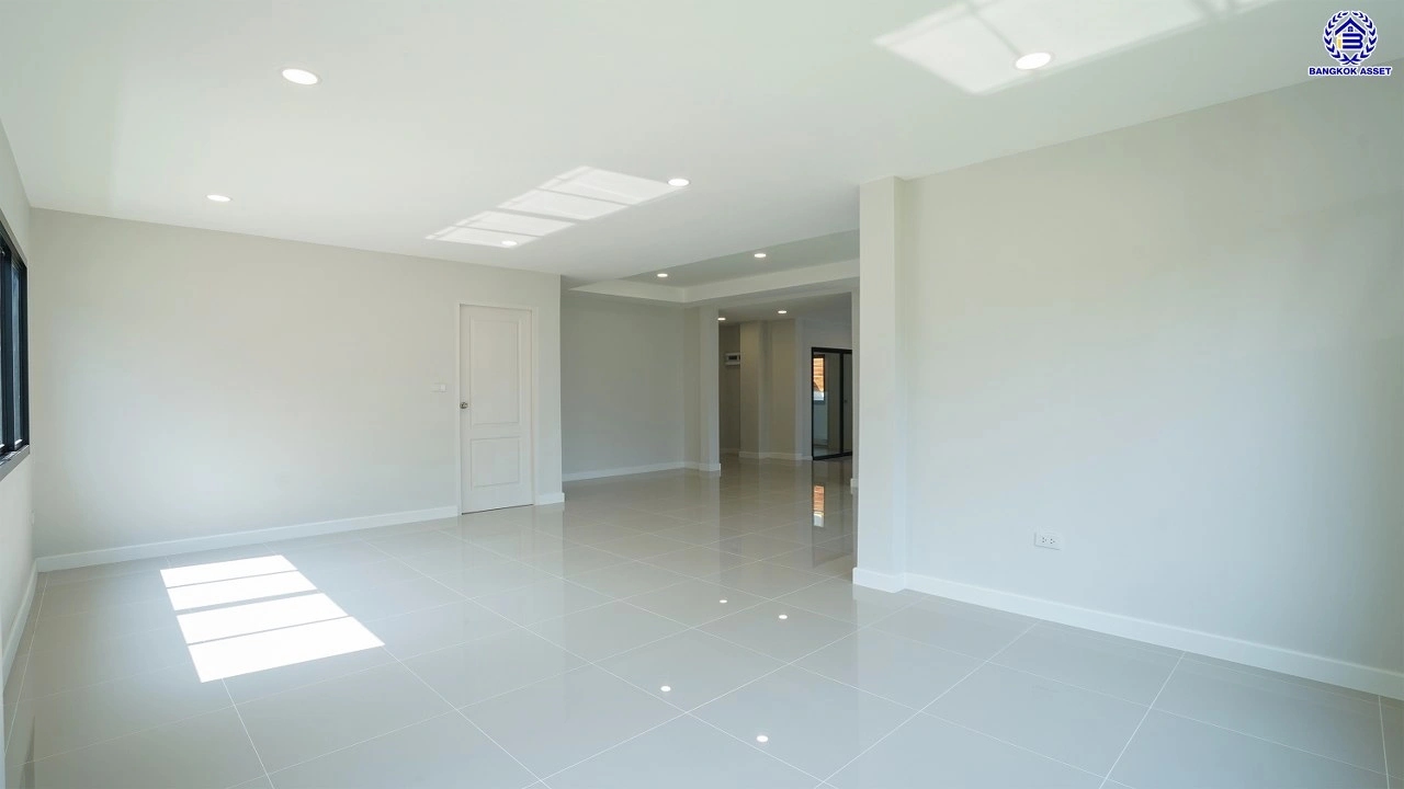 บ้านรีโนเวทใหม่ คุณภาพแบรนด์ LH โครงการ ชัยพฤกษ์ บางแวก เนื้อที่ 78.9 ตร.ว. พื้นที่ใช้สอย 310.34 ตร.ม. ฟังก์ชันจัดเต็ม 4 ห้องนอน 3 ห้องน้ำ จอดรถได้ 2 คัน พร้อม Facilities ครบ! บนทำเลคุณภาพ เชื่อมต่อได้หลายเส้นทาง ใกล้เซ็นทรัลปิ่นเกล้า และทางด่วนคู่ขนานลอยฟ้า