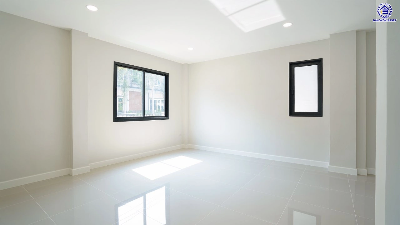 บ้านรีโนเวทใหม่ คุณภาพแบรนด์ LH โครงการ ชัยพฤกษ์ บางแวก เนื้อที่ 78.9 ตร.ว. พื้นที่ใช้สอย 310.34 ตร.ม. ฟังก์ชันจัดเต็ม 4 ห้องนอน 3 ห้องน้ำ จอดรถได้ 2 คัน พร้อม Facilities ครบ! บนทำเลคุณภาพ เชื่อมต่อได้หลายเส้นทาง ใกล้เซ็นทรัลปิ่นเกล้า และทางด่วนคู่ขนานลอยฟ้า