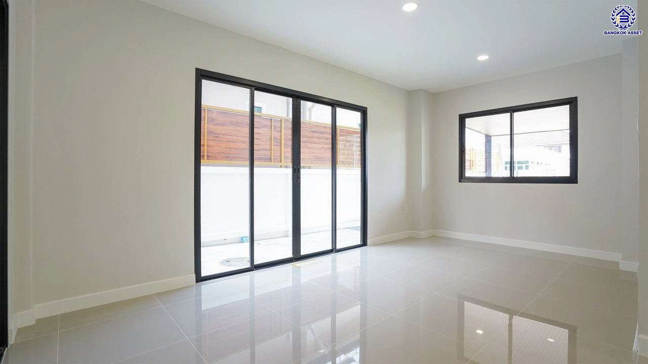 บ้านรีโนเวทใหม่ คุณภาพแบรนด์ LH โครงการ ชัยพฤกษ์ บางแวก เนื้อที่ 78.9 ตร.ว. พื้นที่ใช้สอย 310.34 ตร.ม. ฟังก์ชันจัดเต็ม 4 ห้องนอน 3 ห้องน้ำ จอดรถได้ 2 คัน พร้อม Facilities ครบ! บนทำเลคุณภาพ เชื่อมต่อได้หลายเส้นทาง ใกล้เซ็นทรัลปิ่นเกล้า และทางด่วนคู่ขนานลอยฟ้า