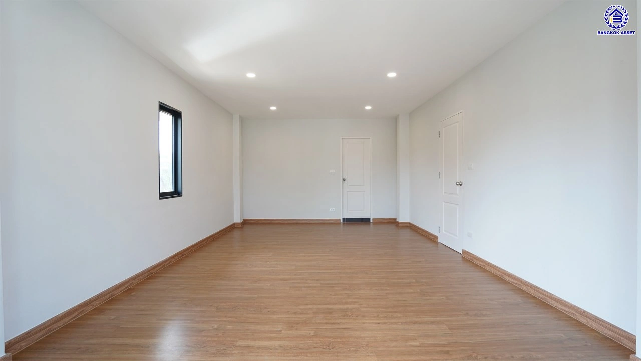 บ้านรีโนเวทใหม่ คุณภาพแบรนด์ LH โครงการ ชัยพฤกษ์ บางแวก เนื้อที่ 78.9 ตร.ว. พื้นที่ใช้สอย 310.34 ตร.ม. ฟังก์ชันจัดเต็ม 4 ห้องนอน 3 ห้องน้ำ จอดรถได้ 2 คัน พร้อม Facilities ครบ! บนทำเลคุณภาพ เชื่อมต่อได้หลายเส้นทาง ใกล้เซ็นทรัลปิ่นเกล้า และทางด่วนคู่ขนานลอยฟ้า