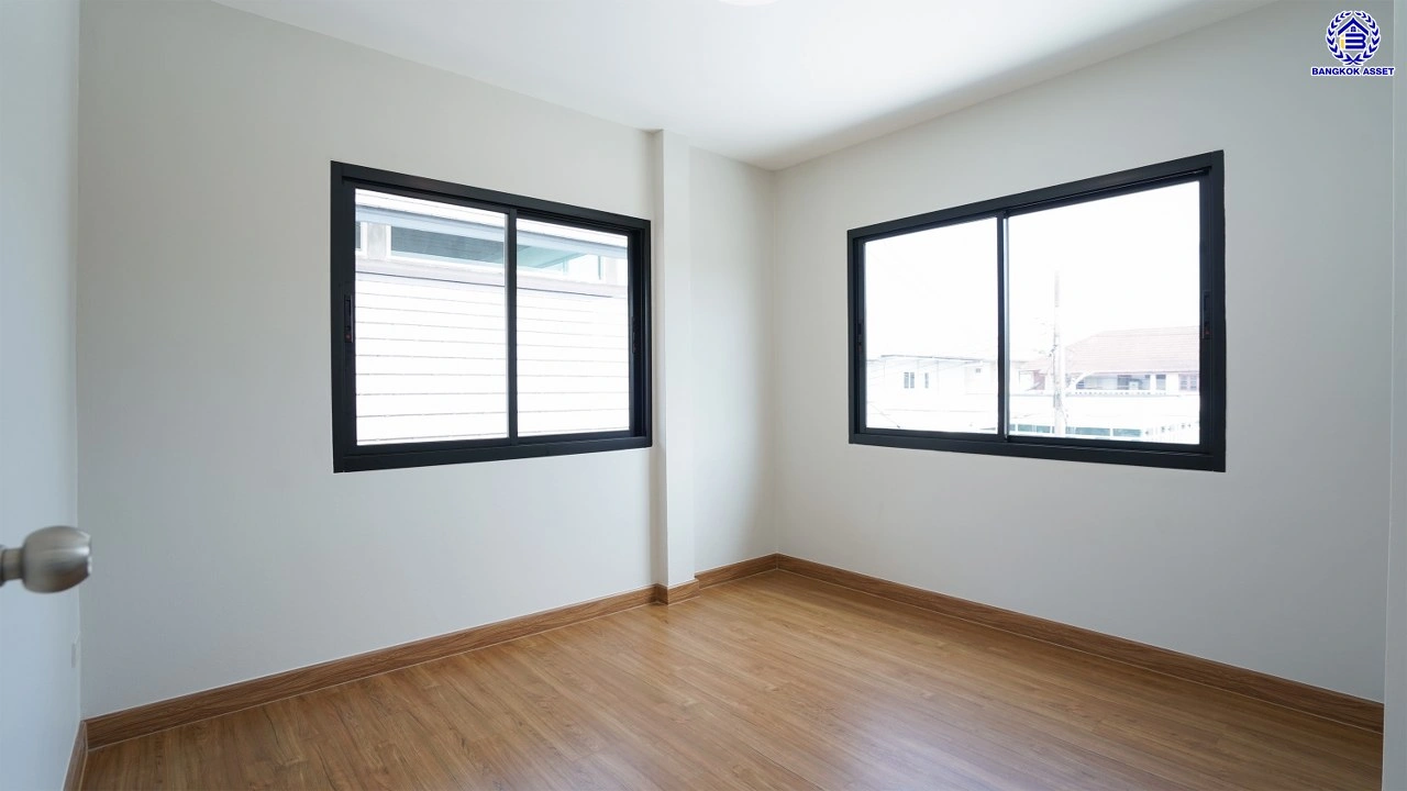 บ้านรีโนเวทใหม่ คุณภาพแบรนด์ LH โครงการ ชัยพฤกษ์ บางแวก เนื้อที่ 78.9 ตร.ว. พื้นที่ใช้สอย 310.34 ตร.ม. ฟังก์ชันจัดเต็ม 4 ห้องนอน 3 ห้องน้ำ จอดรถได้ 2 คัน พร้อม Facilities ครบ! บนทำเลคุณภาพ เชื่อมต่อได้หลายเส้นทาง ใกล้เซ็นทรัลปิ่นเกล้า และทางด่วนคู่ขนานลอยฟ้า