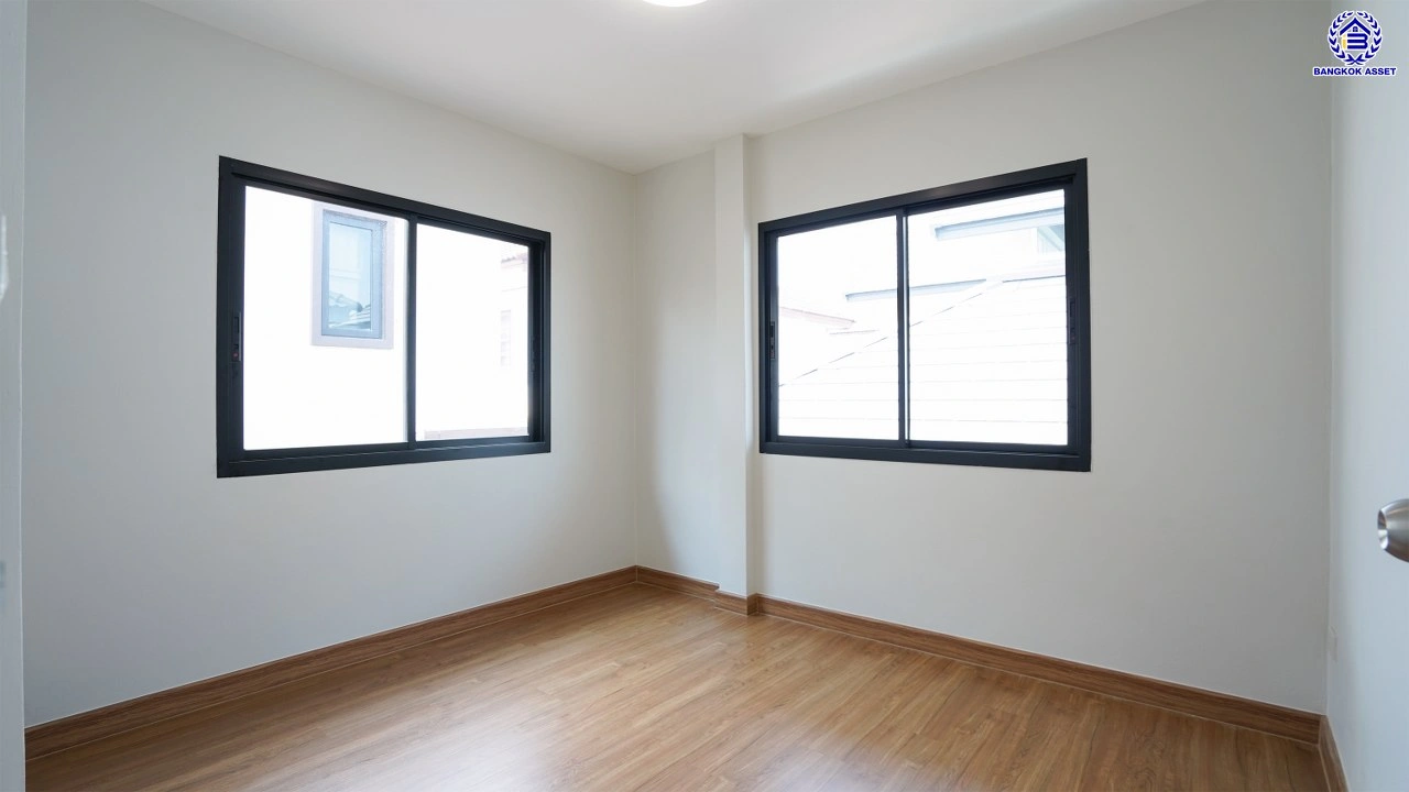 บ้านรีโนเวทใหม่ คุณภาพแบรนด์ LH โครงการ ชัยพฤกษ์ บางแวก เนื้อที่ 78.9 ตร.ว. พื้นที่ใช้สอย 310.34 ตร.ม. ฟังก์ชันจัดเต็ม 4 ห้องนอน 3 ห้องน้ำ จอดรถได้ 2 คัน พร้อม Facilities ครบ! บนทำเลคุณภาพ เชื่อมต่อได้หลายเส้นทาง ใกล้เซ็นทรัลปิ่นเกล้า และทางด่วนคู่ขนานลอยฟ้า