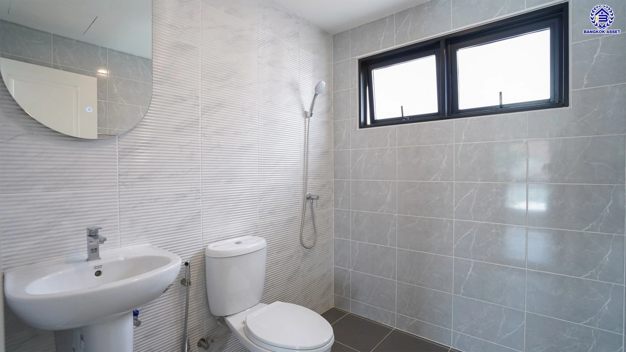 บ้านรีโนเวทใหม่ คุณภาพแบรนด์ LH โครงการ ชัยพฤกษ์ บางแวก เนื้อที่ 78.9 ตร.ว. พื้นที่ใช้สอย 310.34 ตร.ม. ฟังก์ชันจัดเต็ม 4 ห้องนอน 3 ห้องน้ำ จอดรถได้ 2 คัน พร้อม Facilities ครบ! บนทำเลคุณภาพ เชื่อมต่อได้หลายเส้นทาง ใกล้เซ็นทรัลปิ่นเกล้า และทางด่วนคู่ขนานลอยฟ้า