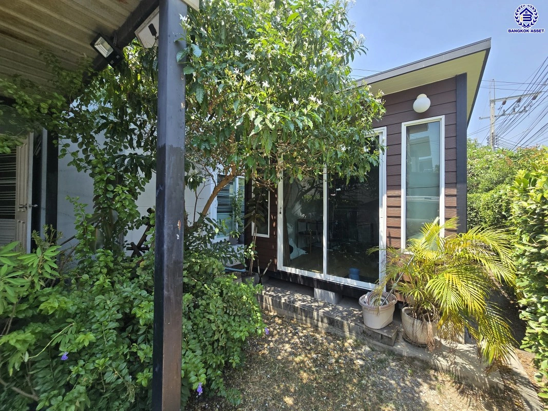 บ้านมือสอง โครงการ บ้านวิวสวน ไทรน้อย เนื้อที่ 53 ตร.ว. พื้นที่ใช้สอย 132 ตร.ว. ฟังก์ชัน 3 ห้องนอน 3 ห้องน้ำ 1 ที่จอดรถ ทำเลดี เชื่อมต่อหลายเส้นทาง ถนนกาญจนาภิเษก, ถนนรัตนาธิเบศร์ และถนนบางกรวย-ไทรน้อย และใกล้เซ็นทรัลเวสต์เกต