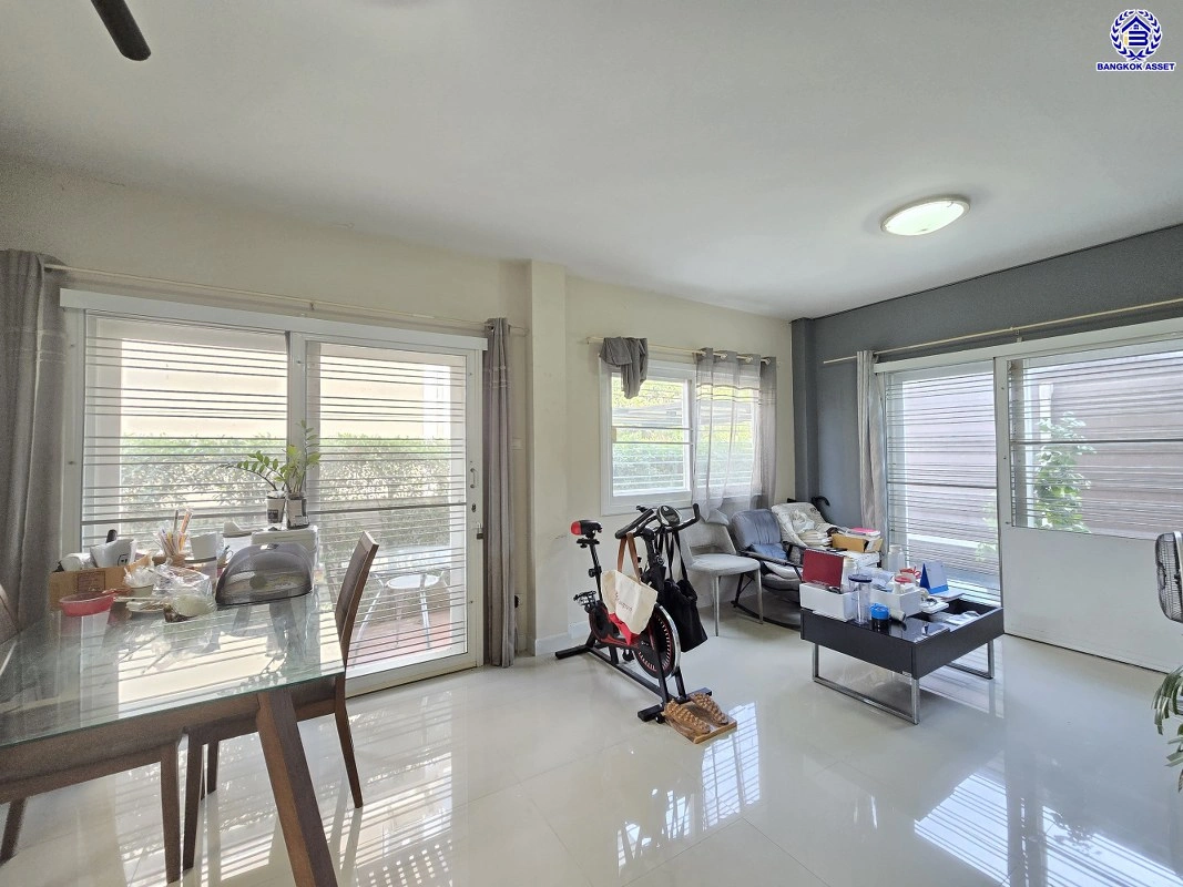 บ้านมือสอง โครงการ บ้านวิวสวน ไทรน้อย เนื้อที่ 53 ตร.ว. พื้นที่ใช้สอย 132 ตร.ว. ฟังก์ชัน 3 ห้องนอน 3 ห้องน้ำ 1 ที่จอดรถ ทำเลดี เชื่อมต่อหลายเส้นทาง ถนนกาญจนาภิเษก, ถนนรัตนาธิเบศร์ และถนนบางกรวย-ไทรน้อย และใกล้เซ็นทรัลเวสต์เกต