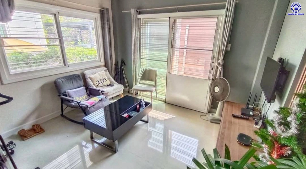 บ้านมือสอง โครงการ บ้านวิวสวน ไทรน้อย เนื้อที่ 53 ตร.ว. พื้นที่ใช้สอย 132 ตร.ว. ฟังก์ชัน 3 ห้องนอน 3 ห้องน้ำ 1 ที่จอดรถ ทำเลดี เชื่อมต่อหลายเส้นทาง ถนนกาญจนาภิเษก, ถนนรัตนาธิเบศร์ และถนนบางกรวย-ไทรน้อย และใกล้เซ็นทรัลเวสต์เกต