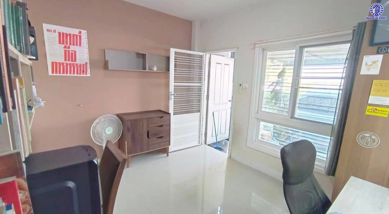 บ้านมือสอง โครงการ บ้านวิวสวน ไทรน้อย เนื้อที่ 53 ตร.ว. พื้นที่ใช้สอย 132 ตร.ว. ฟังก์ชัน 3 ห้องนอน 3 ห้องน้ำ 1 ที่จอดรถ ทำเลดี เชื่อมต่อหลายเส้นทาง ถนนกาญจนาภิเษก, ถนนรัตนาธิเบศร์ และถนนบางกรวย-ไทรน้อย และใกล้เซ็นทรัลเวสต์เกต