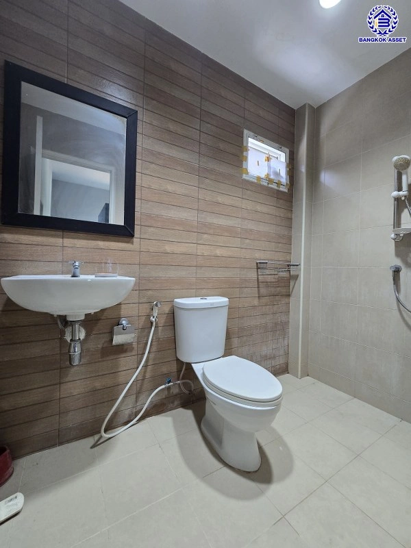 บ้านมือสอง โครงการ บ้านวิวสวน ไทรน้อย เนื้อที่ 53 ตร.ว. พื้นที่ใช้สอย 132 ตร.ว. ฟังก์ชัน 3 ห้องนอน 3 ห้องน้ำ 1 ที่จอดรถ ทำเลดี เชื่อมต่อหลายเส้นทาง ถนนกาญจนาภิเษก, ถนนรัตนาธิเบศร์ และถนนบางกรวย-ไทรน้อย และใกล้เซ็นทรัลเวสต์เกต