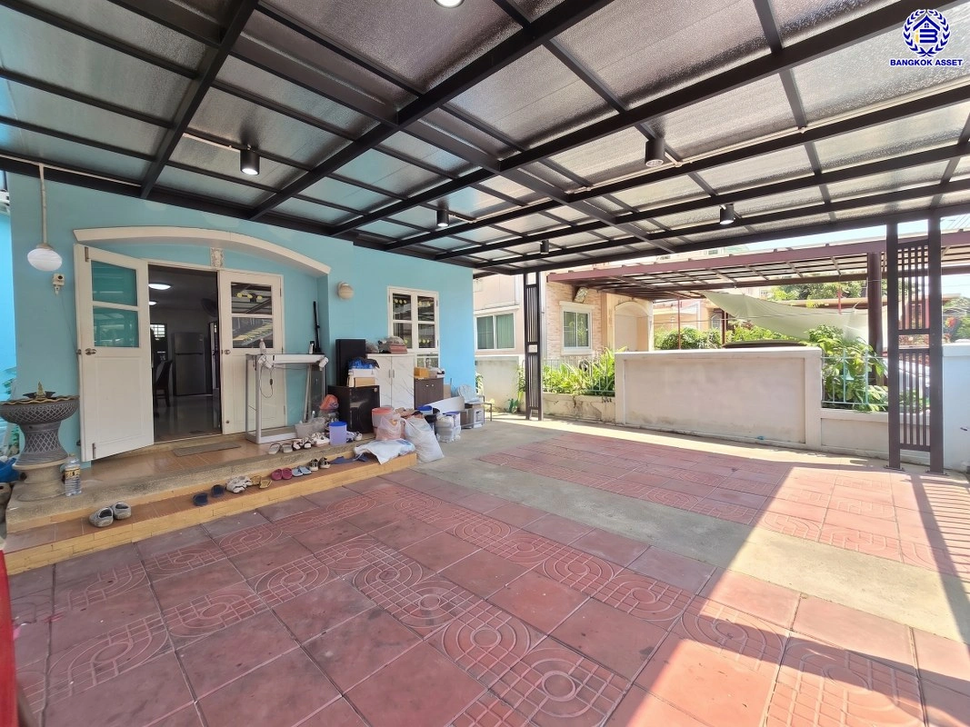 บ้านมือสอง โครงการ ชวนชื่น ปิ่นเกล้า-วงแหวน เนื้อที่กว้าง 41.7 ตร.ว. พื้นที่ใช้สอย 106 ตร.ม. ฟังก์ชัน 3 ห้องนอน 2 ห้องน้ำ 1 ที่จอดรถ บ้านสภาพดี บนทำเลแห่งการเดินทาง เชื่อมต่อถนนกาญจนาภิเษก, ถนนนครอินทร์, ถนนรัตนาธิเบศร์ ใกล้รถไฟฟ้าสายสีม่วง "สถานีตลาดบางใหญ่"