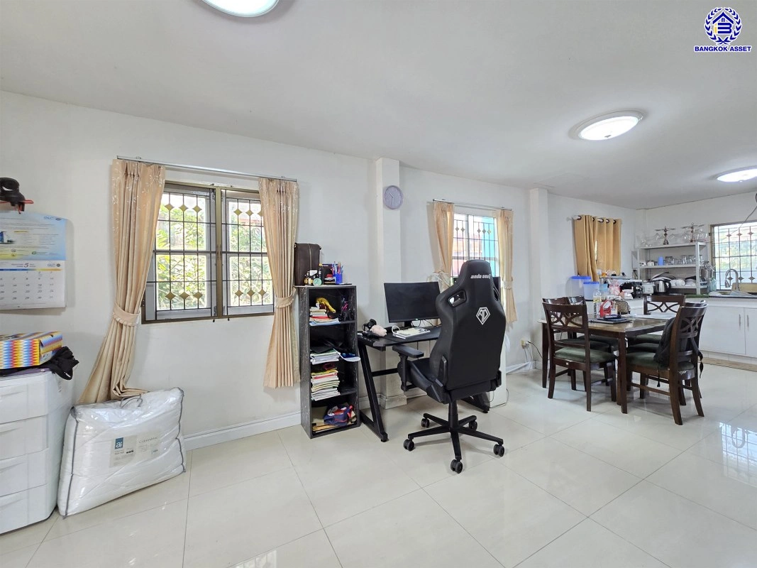 บ้านมือสอง โครงการ ชวนชื่น ปิ่นเกล้า-วงแหวน เนื้อที่กว้าง 41.7 ตร.ว. พื้นที่ใช้สอย 106 ตร.ม. ฟังก์ชัน 3 ห้องนอน 2 ห้องน้ำ 1 ที่จอดรถ บ้านสภาพดี บนทำเลแห่งการเดินทาง เชื่อมต่อถนนกาญจนาภิเษก, ถนนนครอินทร์, ถนนรัตนาธิเบศร์ ใกล้รถไฟฟ้าสายสีม่วง "สถานีตลาดบางใหญ่"