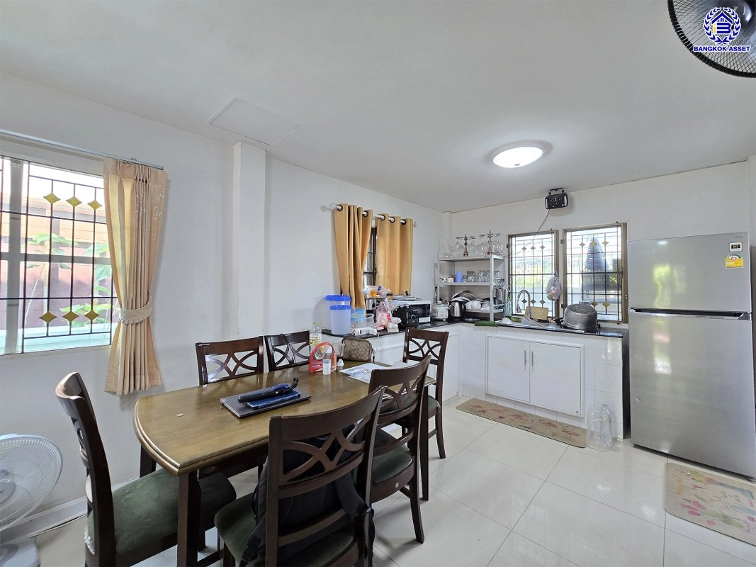 บ้านมือสอง โครงการ ชวนชื่น ปิ่นเกล้า-วงแหวน เนื้อที่กว้าง 41.7 ตร.ว. พื้นที่ใช้สอย 106 ตร.ม. ฟังก์ชัน 3 ห้องนอน 2 ห้องน้ำ 1 ที่จอดรถ บ้านสภาพดี บนทำเลแห่งการเดินทาง เชื่อมต่อถนนกาญจนาภิเษก, ถนนนครอินทร์, ถนนรัตนาธิเบศร์ ใกล้รถไฟฟ้าสายสีม่วง "สถานีตลาดบางใหญ่"