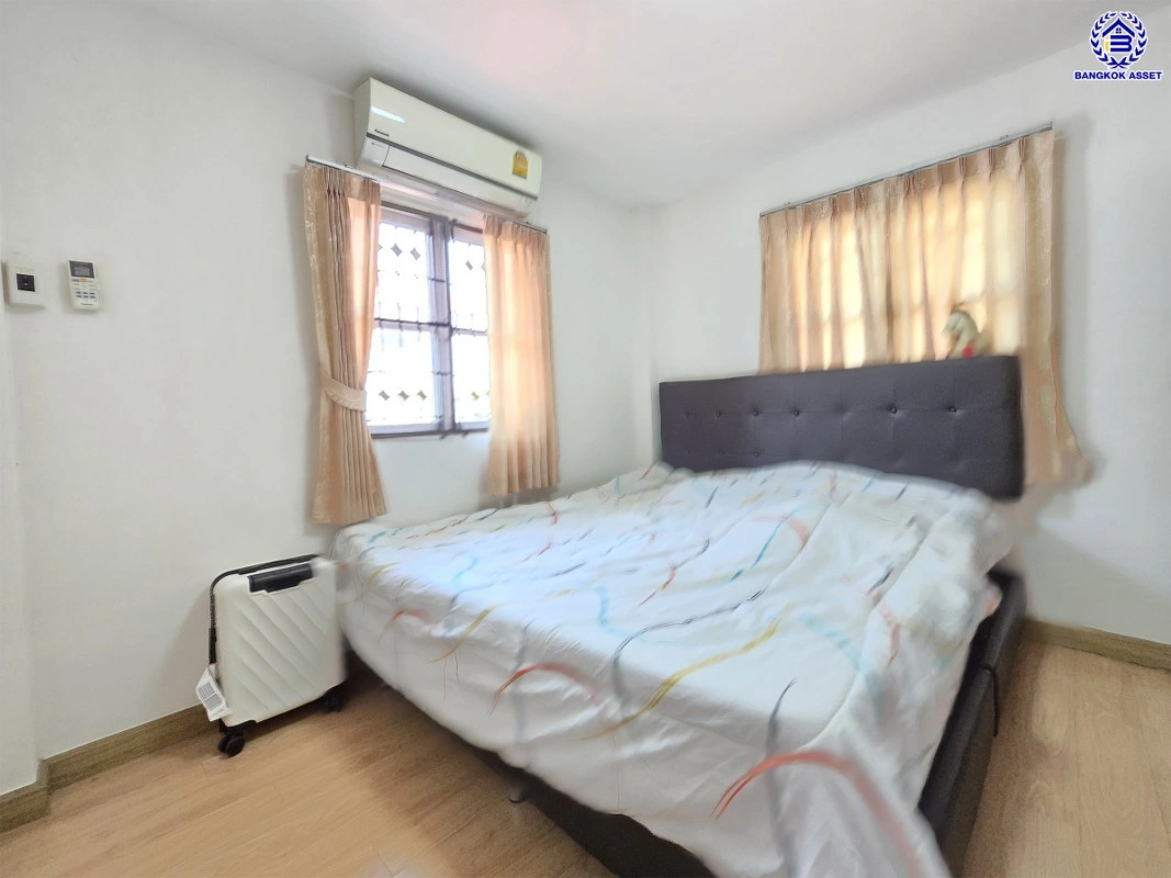 บ้านมือสอง โครงการ ชวนชื่น ปิ่นเกล้า-วงแหวน เนื้อที่กว้าง 41.7 ตร.ว. พื้นที่ใช้สอย 106 ตร.ม. ฟังก์ชัน 3 ห้องนอน 2 ห้องน้ำ 1 ที่จอดรถ บ้านสภาพดี บนทำเลแห่งการเดินทาง เชื่อมต่อถนนกาญจนาภิเษก, ถนนนครอินทร์, ถนนรัตนาธิเบศร์ ใกล้รถไฟฟ้าสายสีม่วง "สถานีตลาดบางใหญ่"