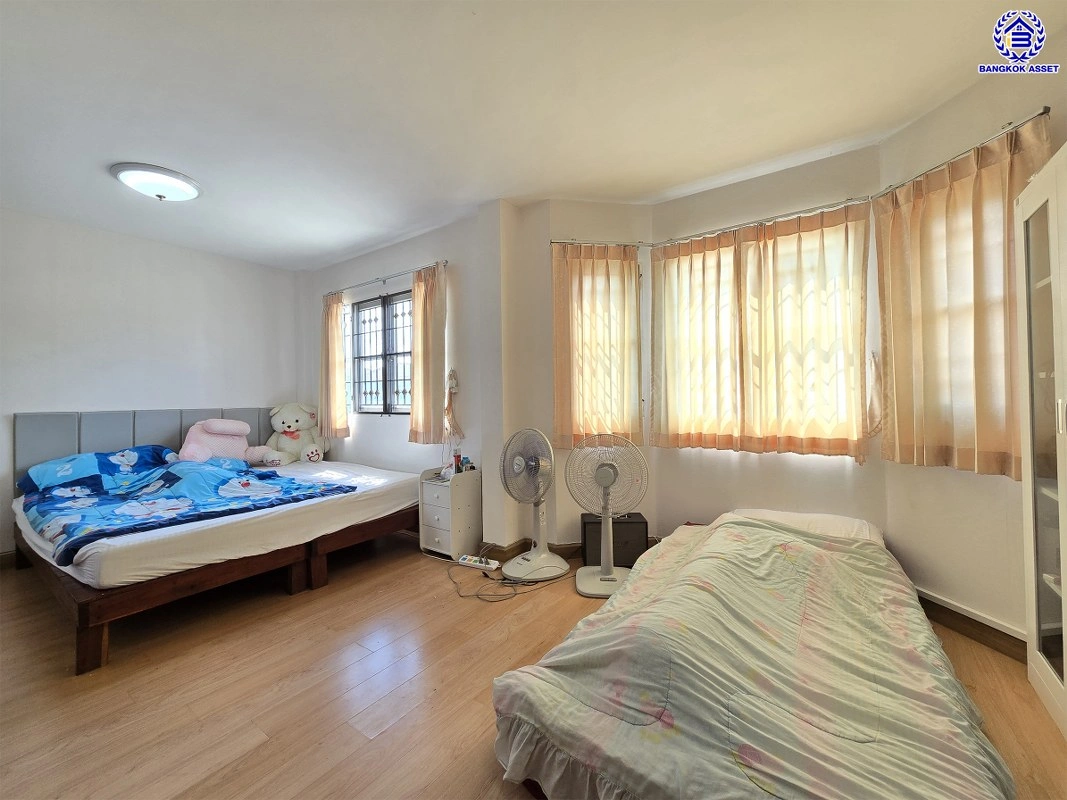 บ้านมือสอง โครงการ ชวนชื่น ปิ่นเกล้า-วงแหวน เนื้อที่กว้าง 41.7 ตร.ว. พื้นที่ใช้สอย 106 ตร.ม. ฟังก์ชัน 3 ห้องนอน 2 ห้องน้ำ 1 ที่จอดรถ บ้านสภาพดี บนทำเลแห่งการเดินทาง เชื่อมต่อถนนกาญจนาภิเษก, ถนนนครอินทร์, ถนนรัตนาธิเบศร์ ใกล้รถไฟฟ้าสายสีม่วง "สถานีตลาดบางใหญ่"