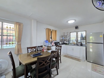 บ้านมือสอง โครงการ ชวนชื่น ปิ่นเกล้า-วงแหวน เนื้อที่กว้าง 41.7 ตร.ว. พื้นที่ใช้สอย 106 ตร.ม. ฟังก์ชัน 3 ห้องนอน 2 ห้องน้ำ 1 ที่จอดรถ บ้านสภาพดี บนทำเลแห่งการเดินทาง เชื่อมต่อถนนกาญจนาภิเษก, ถนนนครอินทร์, ถนนรัตนาธิเบศร์ ใกล้รถไฟฟ้าสายสีม่วง "สถานีตลาดบางใหญ่"