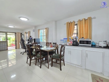 บ้านมือสอง โครงการ ชวนชื่น ปิ่นเกล้า-วงแหวน เนื้อที่กว้าง 41.7 ตร.ว. พื้นที่ใช้สอย 106 ตร.ม. ฟังก์ชัน 3 ห้องนอน 2 ห้องน้ำ 1 ที่จอดรถ บ้านสภาพดี บนทำเลแห่งการเดินทาง เชื่อมต่อถนนกาญจนาภิเษก, ถนนนครอินทร์, ถนนรัตนาธิเบศร์ ใกล้รถไฟฟ้าสายสีม่วง "สถานีตลาดบางใหญ่"