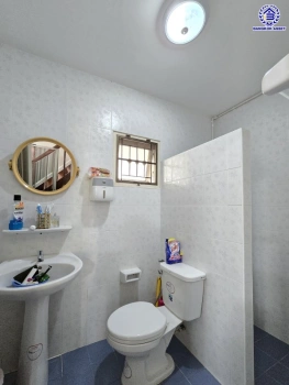 บ้านมือสอง โครงการ ชวนชื่น ปิ่นเกล้า-วงแหวน เนื้อที่กว้าง 41.7 ตร.ว. พื้นที่ใช้สอย 106 ตร.ม. ฟังก์ชัน 3 ห้องนอน 2 ห้องน้ำ 1 ที่จอดรถ บ้านสภาพดี บนทำเลแห่งการเดินทาง เชื่อมต่อถนนกาญจนาภิเษก, ถนนนครอินทร์, ถนนรัตนาธิเบศร์ ใกล้รถไฟฟ้าสายสีม่วง "สถานีตลาดบางใหญ่"