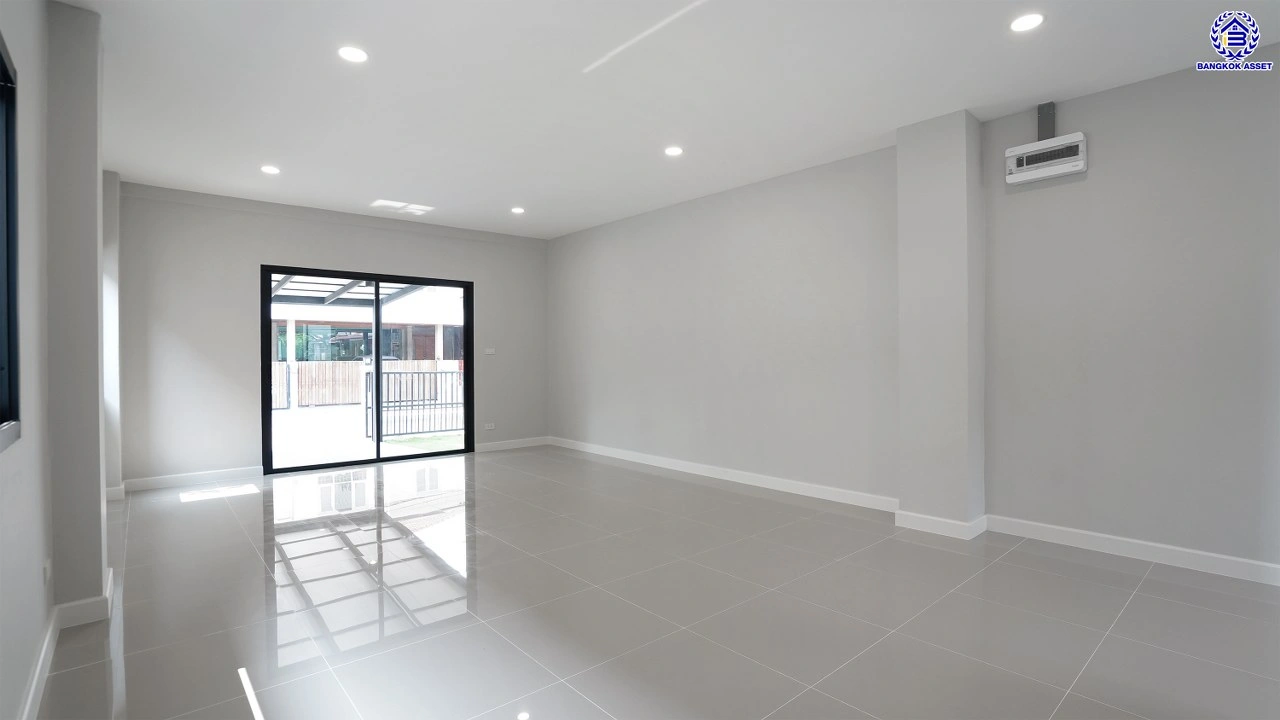 บ้านรีโนเวท โครงการ เพอร์เฟคเพลส รามคำแหง จากแบรนด์ พร็อพเพอร์ตี้ เพอร์เฟค บนเนื้อที่ 69 ตร.ว. พื้นที่ใช้สอยกว้างถึง 179.75 ตร.ม. ฟังก์ชันการใช้งาน 4 ห้องนอน 3 ห้องน้ำ จอดรถได้ 2 คัน เชื่อมต่อถนนรามคำแหง ใกล้สนามบินสุวรรณภูมิ, จุดขึ้นทางด่วนกาญจนาภิเษก