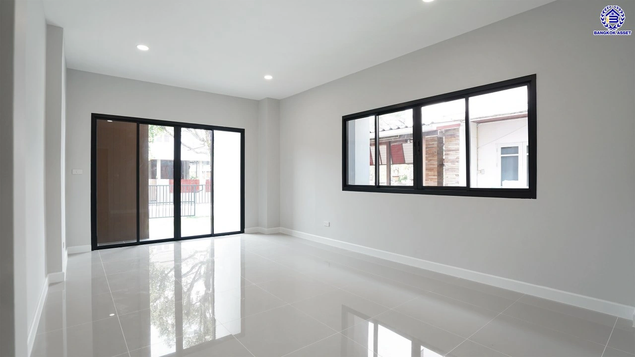 บ้านรีโนเวท โครงการ เพอร์เฟคเพลส รามคำแหง จากแบรนด์ พร็อพเพอร์ตี้ เพอร์เฟค บนเนื้อที่ 69 ตร.ว. พื้นที่ใช้สอยกว้างถึง 179.75 ตร.ม. ฟังก์ชันการใช้งาน 4 ห้องนอน 3 ห้องน้ำ จอดรถได้ 2 คัน เชื่อมต่อถนนรามคำแหง ใกล้สนามบินสุวรรณภูมิ, จุดขึ้นทางด่วนกาญจนาภิเษก