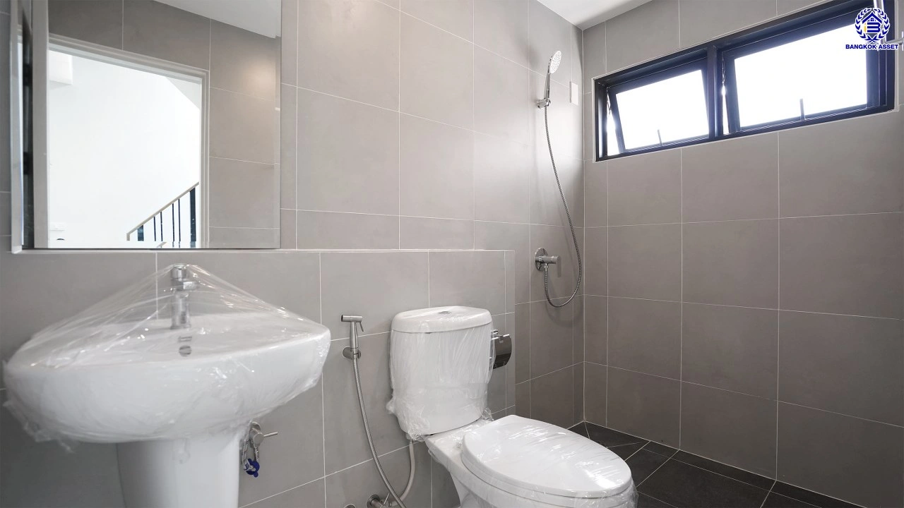 บ้านรีโนเวท โครงการ เพอร์เฟคเพลส รามคำแหง จากแบรนด์ พร็อพเพอร์ตี้ เพอร์เฟค บนเนื้อที่ 69 ตร.ว. พื้นที่ใช้สอยกว้างถึง 179.75 ตร.ม. ฟังก์ชันการใช้งาน 4 ห้องนอน 3 ห้องน้ำ จอดรถได้ 2 คัน เชื่อมต่อถนนรามคำแหง ใกล้สนามบินสุวรรณภูมิ, จุดขึ้นทางด่วนกาญจนาภิเษก