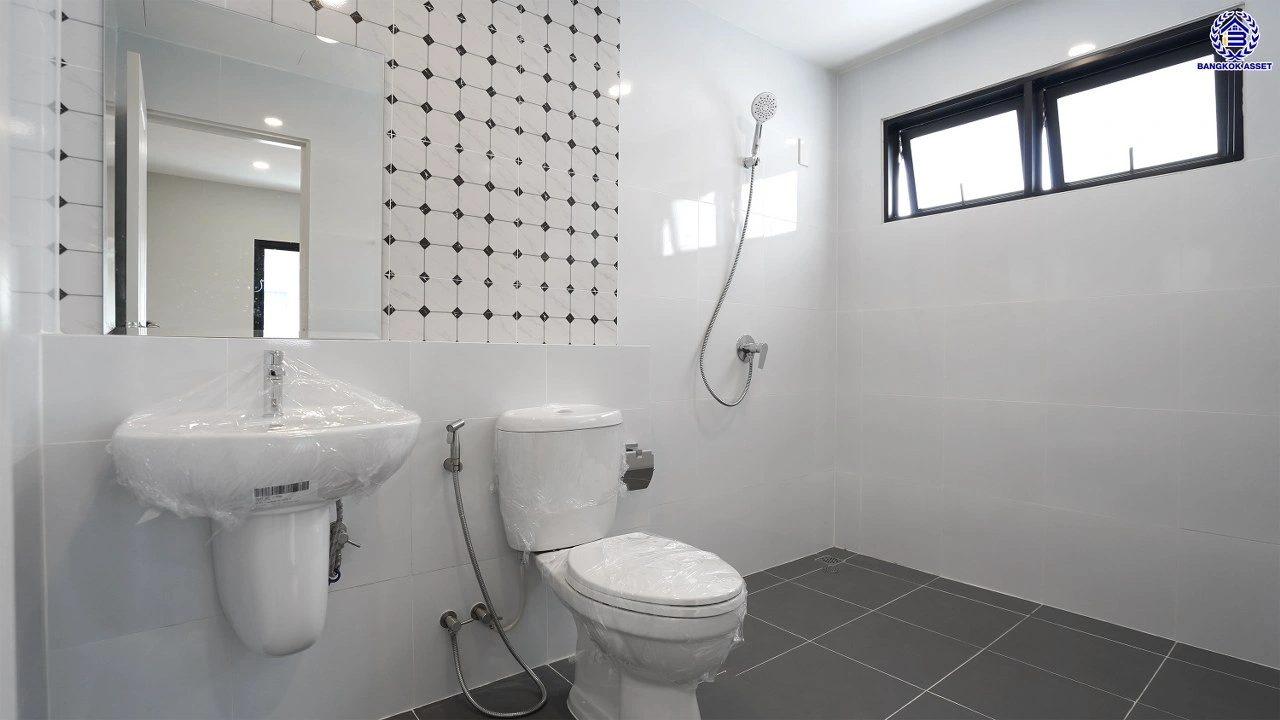 บ้านรีโนเวท โครงการ เพอร์เฟคเพลส รามคำแหง จากแบรนด์ พร็อพเพอร์ตี้ เพอร์เฟค บนเนื้อที่ 69 ตร.ว. พื้นที่ใช้สอยกว้างถึง 179.75 ตร.ม. ฟังก์ชันการใช้งาน 4 ห้องนอน 3 ห้องน้ำ จอดรถได้ 2 คัน เชื่อมต่อถนนรามคำแหง ใกล้สนามบินสุวรรณภูมิ, จุดขึ้นทางด่วนกาญจนาภิเษก