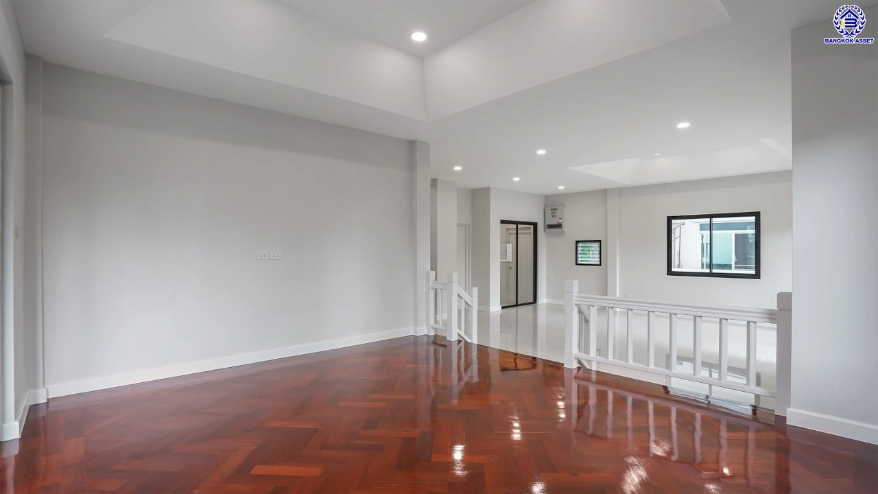 บ้านรีโนเวทใหม่ โครงการ นันทวัน วงแหวน-รัตนาธิเบศร์ เนื้อที่กว้าง 74 ตร.ว. พื้นที่ใช้สอย 214.61 ตร.ม. ฟังก์ชัน 4 ห้องนอน 3 ห้องน้ำ จอดรถได้ 2 จอด บนทำเลดี เชื่อมต่อถนนรัตนาธิเบศร์ ถนนนครอินทร์ ถนนกาญจนาภิเษก ใกล้รถไฟฟ้าสายสีม่วง "สถานีตลาดบางใหญ่" และจุดขึ้นทางด่วน "ศรีรัช"