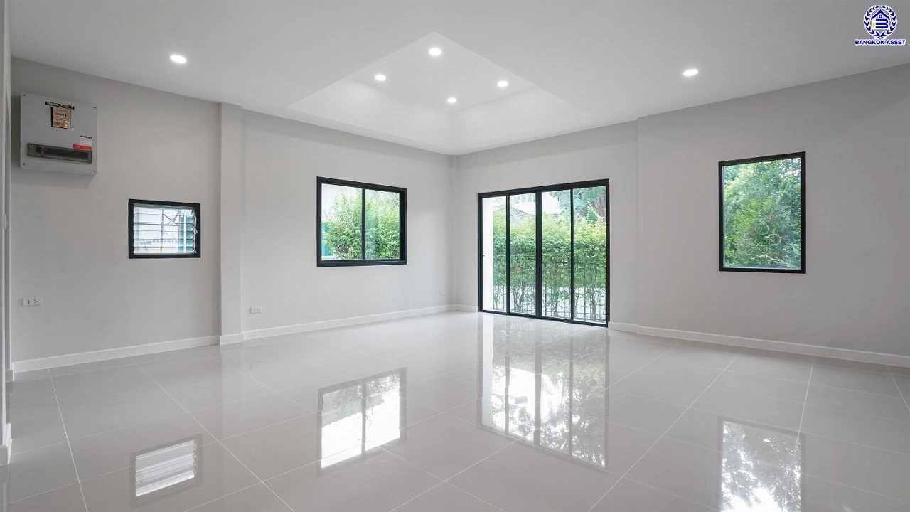 บ้านรีโนเวทใหม่ โครงการ นันทวัน วงแหวน-รัตนาธิเบศร์ เนื้อที่กว้าง 74 ตร.ว. พื้นที่ใช้สอย 214.61 ตร.ม. ฟังก์ชัน 4 ห้องนอน 3 ห้องน้ำ จอดรถได้ 2 จอด บนทำเลดี เชื่อมต่อถนนรัตนาธิเบศร์ ถนนนครอินทร์ ถนนกาญจนาภิเษก ใกล้รถไฟฟ้าสายสีม่วง "สถานีตลาดบางใหญ่" และจุดขึ้นทางด่วน "ศรีรัช"