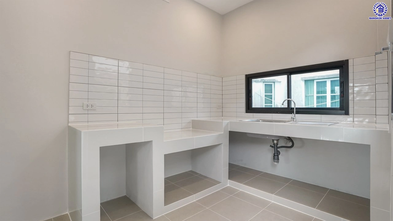 บ้านรีโนเวทใหม่ โครงการ นันทวัน วงแหวน-รัตนาธิเบศร์ เนื้อที่กว้าง 74 ตร.ว. พื้นที่ใช้สอย 214.61 ตร.ม. ฟังก์ชัน 4 ห้องนอน 3 ห้องน้ำ จอดรถได้ 2 จอด บนทำเลดี เชื่อมต่อถนนรัตนาธิเบศร์ ถนนนครอินทร์ ถนนกาญจนาภิเษก ใกล้รถไฟฟ้าสายสีม่วง "สถานีตลาดบางใหญ่" และจุดขึ้นทางด่วน "ศรีรัช"