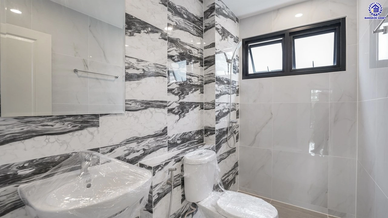 บ้านรีโนเวทใหม่ โครงการ นันทวัน วงแหวน-รัตนาธิเบศร์ เนื้อที่กว้าง 74 ตร.ว. พื้นที่ใช้สอย 214.61 ตร.ม. ฟังก์ชัน 4 ห้องนอน 3 ห้องน้ำ จอดรถได้ 2 จอด บนทำเลดี เชื่อมต่อถนนรัตนาธิเบศร์ ถนนนครอินทร์ ถนนกาญจนาภิเษก ใกล้รถไฟฟ้าสายสีม่วง "สถานีตลาดบางใหญ่" และจุดขึ้นทางด่วน "ศรีรัช"