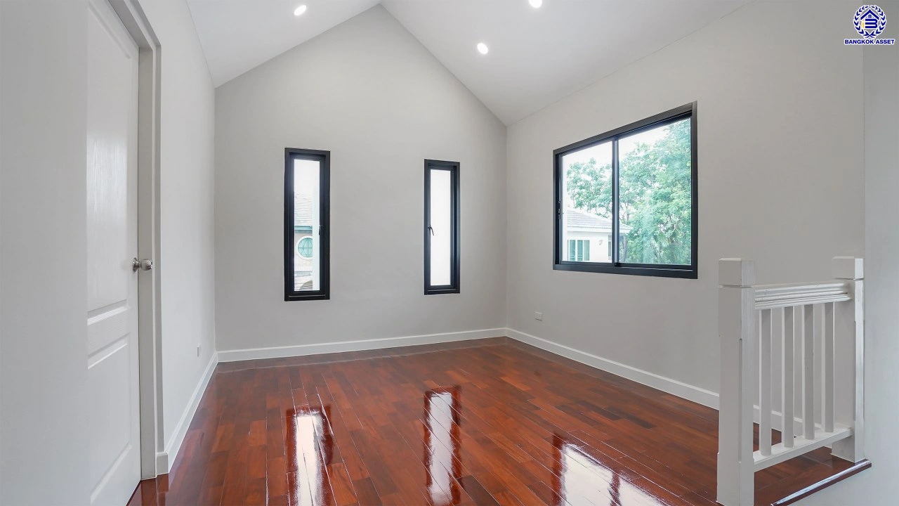 บ้านรีโนเวทใหม่ โครงการ นันทวัน วงแหวน-รัตนาธิเบศร์ เนื้อที่กว้าง 74 ตร.ว. พื้นที่ใช้สอย 214.61 ตร.ม. ฟังก์ชัน 4 ห้องนอน 3 ห้องน้ำ จอดรถได้ 2 จอด บนทำเลดี เชื่อมต่อถนนรัตนาธิเบศร์ ถนนนครอินทร์ ถนนกาญจนาภิเษก ใกล้รถไฟฟ้าสายสีม่วง "สถานีตลาดบางใหญ่" และจุดขึ้นทางด่วน "ศรีรัช"