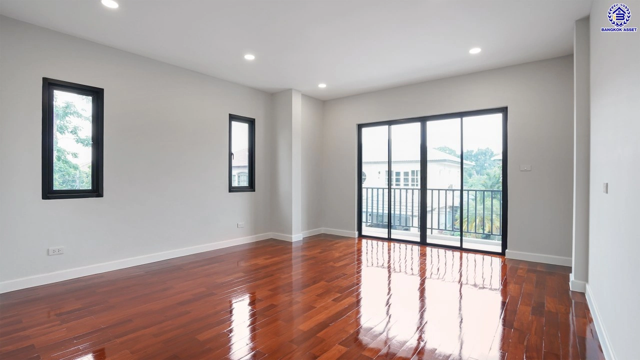 บ้านรีโนเวทใหม่ โครงการ นันทวัน วงแหวน-รัตนาธิเบศร์ เนื้อที่กว้าง 74 ตร.ว. พื้นที่ใช้สอย 214.61 ตร.ม. ฟังก์ชัน 4 ห้องนอน 3 ห้องน้ำ จอดรถได้ 2 จอด บนทำเลดี เชื่อมต่อถนนรัตนาธิเบศร์ ถนนนครอินทร์ ถนนกาญจนาภิเษก ใกล้รถไฟฟ้าสายสีม่วง "สถานีตลาดบางใหญ่" และจุดขึ้นทางด่วน "ศรีรัช"