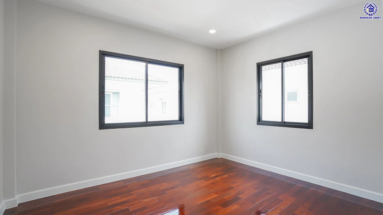 บ้านรีโนเวทใหม่ โครงการ นันทวัน วงแหวน-รัตนาธิเบศร์ เนื้อที่กว้าง 74 ตร.ว. พื้นที่ใช้สอย 214.61 ตร.ม. ฟังก์ชัน 4 ห้องนอน 3 ห้องน้ำ จอดรถได้ 2 จอด บนทำเลดี เชื่อมต่อถนนรัตนาธิเบศร์ ถนนนครอินทร์ ถนนกาญจนาภิเษก ใกล้รถไฟฟ้าสายสีม่วง "สถานีตลาดบางใหญ่" และจุดขึ้นทางด่วน "ศรีรัช"