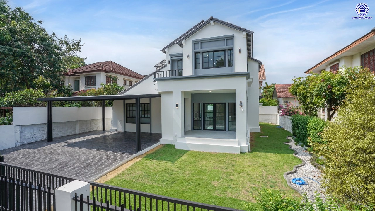 บ้านรีโนเวทใหม่ แบรนด์ L&H โครงการ ลดาวัลย์ ปิ่นเกล้า เนื้อที่ 117 ตร.ว. บนพื้นที่ใช้สอยถึง 348.37 ตร.ม. ฟังก์ชันจัดเต็ม 4 ห้องนอน 4 ห้องน้ำ จอดรถได้ 3 คัน ทำเลติดถนนบรมราชชนนี เชื่อมต่อหลายเส้นทาง ใกล้มหาวิทยาลัยมหิดล และเซ็นทรัลศาลายา