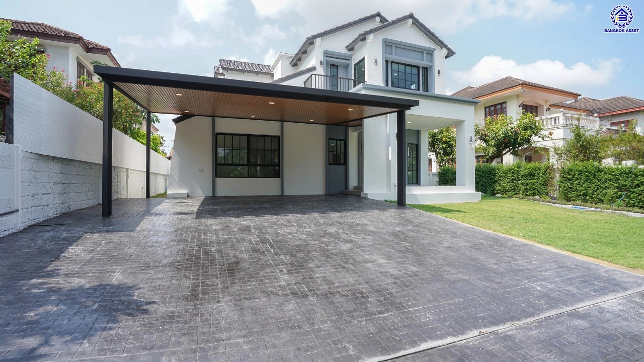 บ้านรีโนเวทใหม่ แบรนด์ L&H โครงการ ลดาวัลย์ ปิ่นเกล้า เนื้อที่ 117 ตร.ว. บนพื้นที่ใช้สอยถึง 348.37 ตร.ม. ฟังก์ชันจัดเต็ม 4 ห้องนอน 4 ห้องน้ำ จอดรถได้ 3 คัน ทำเลติดถนนบรมราชชนนี เชื่อมต่อหลายเส้นทาง ใกล้มหาวิทยาลัยมหิดล และเซ็นทรัลศาลายา