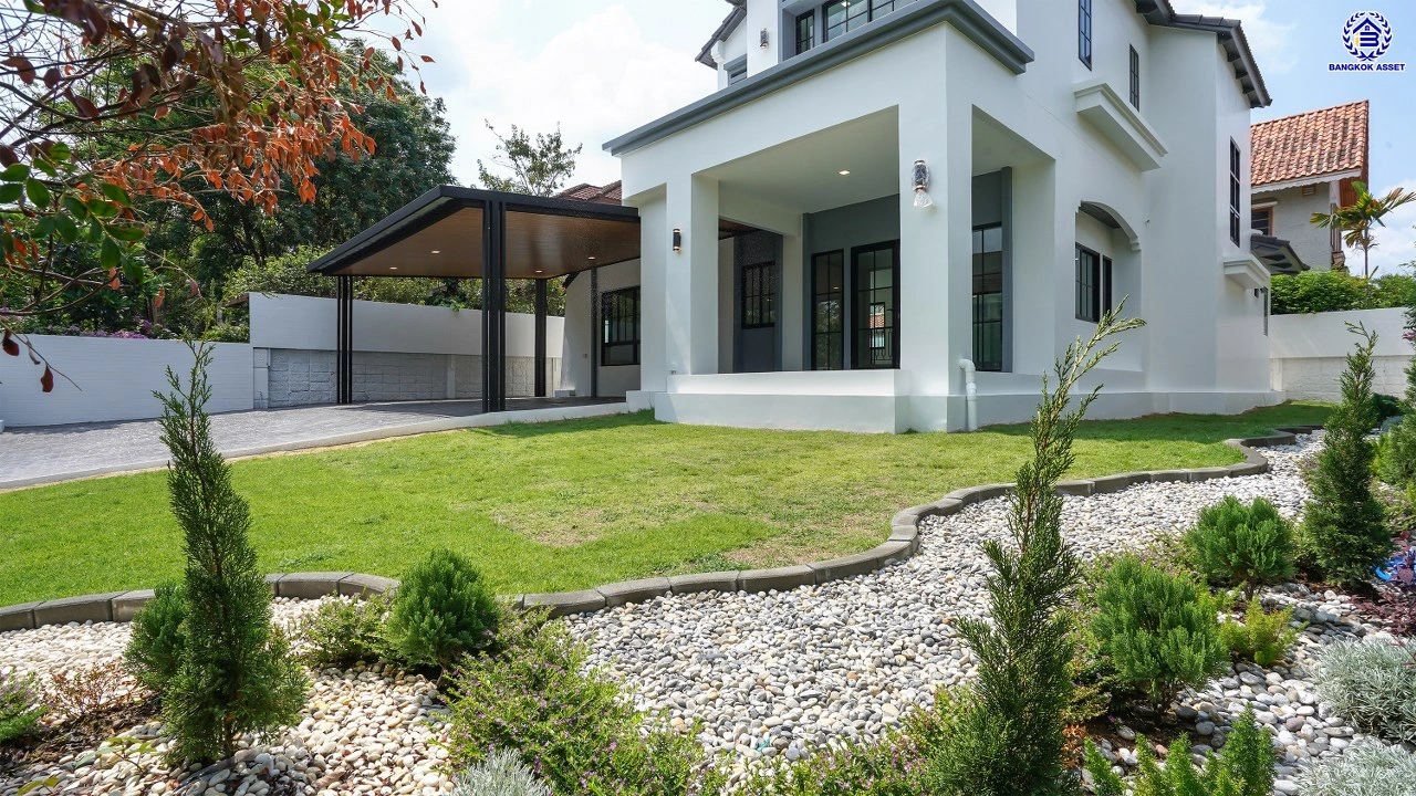 บ้านรีโนเวทใหม่ แบรนด์ L&H โครงการ ลดาวัลย์ ปิ่นเกล้า เนื้อที่ 117 ตร.ว. บนพื้นที่ใช้สอยถึง 348.37 ตร.ม. ฟังก์ชันจัดเต็ม 4 ห้องนอน 4 ห้องน้ำ จอดรถได้ 3 คัน ทำเลติดถนนบรมราชชนนี เชื่อมต่อหลายเส้นทาง ใกล้มหาวิทยาลัยมหิดล และเซ็นทรัลศาลายา