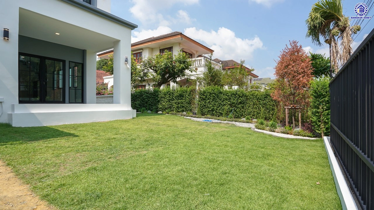 บ้านรีโนเวทใหม่ แบรนด์ L&H โครงการ ลดาวัลย์ ปิ่นเกล้า เนื้อที่ 117 ตร.ว. บนพื้นที่ใช้สอยถึง 348.37 ตร.ม. ฟังก์ชันจัดเต็ม 4 ห้องนอน 4 ห้องน้ำ จอดรถได้ 3 คัน ทำเลติดถนนบรมราชชนนี เชื่อมต่อหลายเส้นทาง ใกล้มหาวิทยาลัยมหิดล และเซ็นทรัลศาลายา