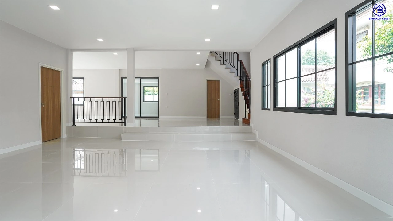 บ้านรีโนเวทใหม่ แบรนด์ L&H โครงการ ลดาวัลย์ ปิ่นเกล้า เนื้อที่ 117 ตร.ว. บนพื้นที่ใช้สอยถึง 348.37 ตร.ม. ฟังก์ชันจัดเต็ม 4 ห้องนอน 4 ห้องน้ำ จอดรถได้ 3 คัน ทำเลติดถนนบรมราชชนนี เชื่อมต่อหลายเส้นทาง ใกล้มหาวิทยาลัยมหิดล และเซ็นทรัลศาลายา