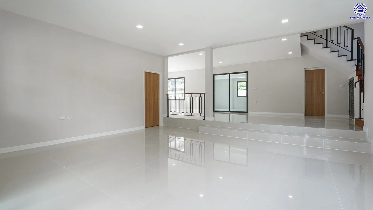 บ้านรีโนเวทใหม่ แบรนด์ L&H โครงการ ลดาวัลย์ ปิ่นเกล้า เนื้อที่ 117 ตร.ว. บนพื้นที่ใช้สอยถึง 348.37 ตร.ม. ฟังก์ชันจัดเต็ม 4 ห้องนอน 4 ห้องน้ำ จอดรถได้ 3 คัน ทำเลติดถนนบรมราชชนนี เชื่อมต่อหลายเส้นทาง ใกล้มหาวิทยาลัยมหิดล และเซ็นทรัลศาลายา