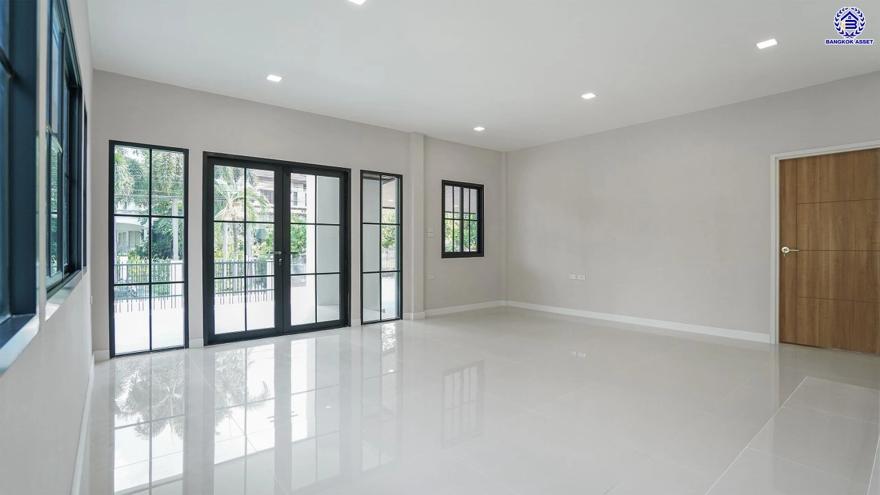 บ้านรีโนเวทใหม่ แบรนด์ L&H โครงการ ลดาวัลย์ ปิ่นเกล้า เนื้อที่ 117 ตร.ว. บนพื้นที่ใช้สอยถึง 348.37 ตร.ม. ฟังก์ชันจัดเต็ม 4 ห้องนอน 4 ห้องน้ำ จอดรถได้ 3 คัน ทำเลติดถนนบรมราชชนนี เชื่อมต่อหลายเส้นทาง ใกล้มหาวิทยาลัยมหิดล และเซ็นทรัลศาลายา