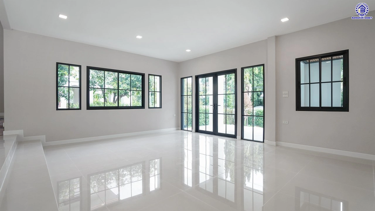 บ้านรีโนเวทใหม่ แบรนด์ L&H โครงการ ลดาวัลย์ ปิ่นเกล้า เนื้อที่ 117 ตร.ว. บนพื้นที่ใช้สอยถึง 348.37 ตร.ม. ฟังก์ชันจัดเต็ม 4 ห้องนอน 4 ห้องน้ำ จอดรถได้ 3 คัน ทำเลติดถนนบรมราชชนนี เชื่อมต่อหลายเส้นทาง ใกล้มหาวิทยาลัยมหิดล และเซ็นทรัลศาลายา