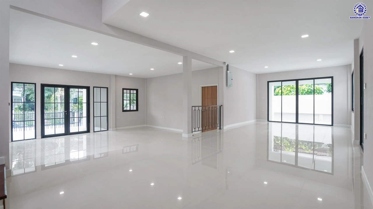 บ้านรีโนเวทใหม่ แบรนด์ L&H โครงการ ลดาวัลย์ ปิ่นเกล้า เนื้อที่ 117 ตร.ว. บนพื้นที่ใช้สอยถึง 348.37 ตร.ม. ฟังก์ชันจัดเต็ม 4 ห้องนอน 4 ห้องน้ำ จอดรถได้ 3 คัน ทำเลติดถนนบรมราชชนนี เชื่อมต่อหลายเส้นทาง ใกล้มหาวิทยาลัยมหิดล และเซ็นทรัลศาลายา