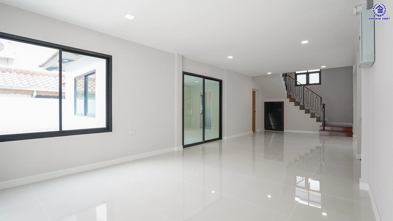 บ้านรีโนเวทใหม่ แบรนด์ L&H โครงการ ลดาวัลย์ ปิ่นเกล้า เนื้อที่ 117 ตร.ว. บนพื้นที่ใช้สอยถึง 348.37 ตร.ม. ฟังก์ชันจัดเต็ม 4 ห้องนอน 4 ห้องน้ำ จอดรถได้ 3 คัน ทำเลติดถนนบรมราชชนนี เชื่อมต่อหลายเส้นทาง ใกล้มหาวิทยาลัยมหิดล และเซ็นทรัลศาลายา