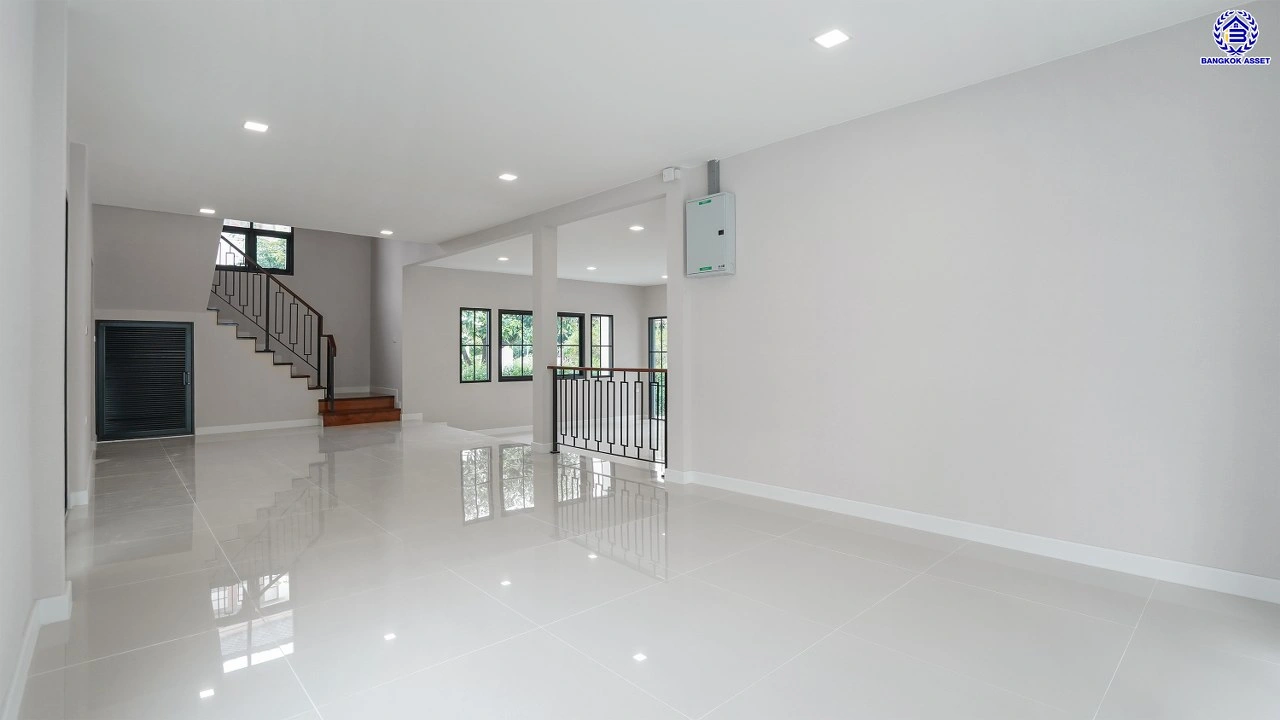 บ้านรีโนเวทใหม่ แบรนด์ L&H โครงการ ลดาวัลย์ ปิ่นเกล้า เนื้อที่ 117 ตร.ว. บนพื้นที่ใช้สอยถึง 348.37 ตร.ม. ฟังก์ชันจัดเต็ม 4 ห้องนอน 4 ห้องน้ำ จอดรถได้ 3 คัน ทำเลติดถนนบรมราชชนนี เชื่อมต่อหลายเส้นทาง ใกล้มหาวิทยาลัยมหิดล และเซ็นทรัลศาลายา