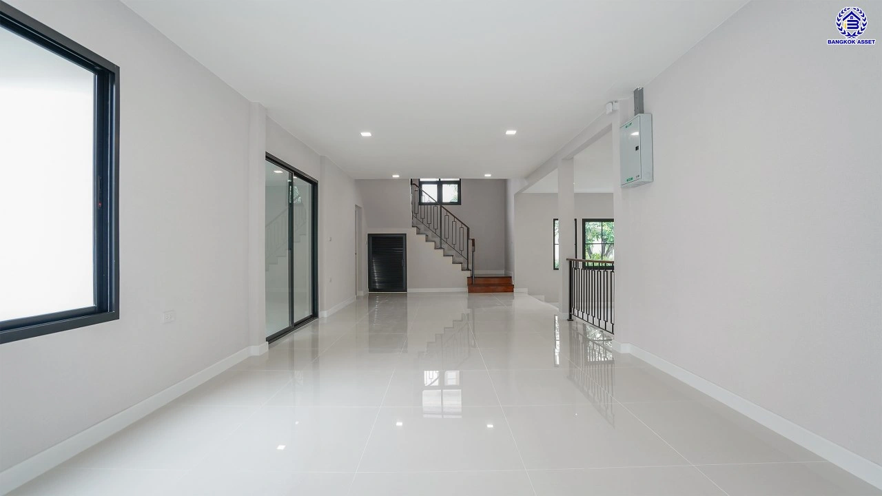 บ้านรีโนเวทใหม่ แบรนด์ L&H โครงการ ลดาวัลย์ ปิ่นเกล้า เนื้อที่ 117 ตร.ว. บนพื้นที่ใช้สอยถึง 348.37 ตร.ม. ฟังก์ชันจัดเต็ม 4 ห้องนอน 4 ห้องน้ำ จอดรถได้ 3 คัน ทำเลติดถนนบรมราชชนนี เชื่อมต่อหลายเส้นทาง ใกล้มหาวิทยาลัยมหิดล และเซ็นทรัลศาลายา