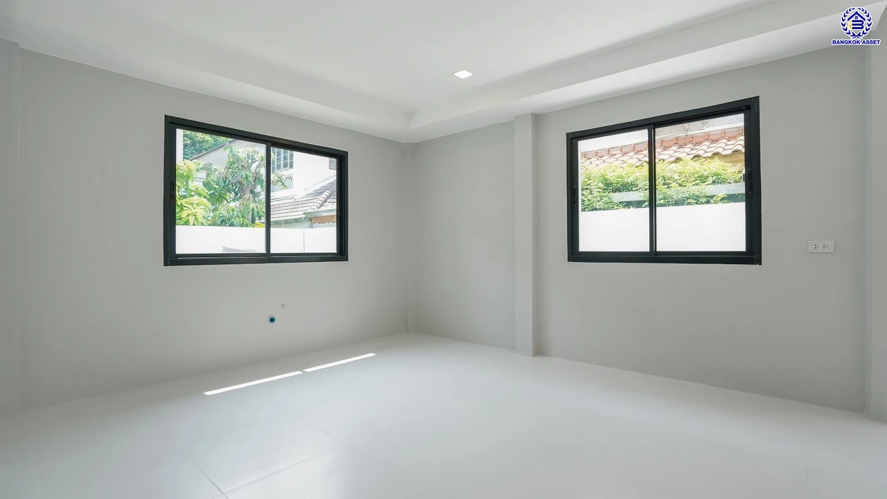 บ้านรีโนเวทใหม่ แบรนด์ L&H โครงการ ลดาวัลย์ ปิ่นเกล้า เนื้อที่ 117 ตร.ว. บนพื้นที่ใช้สอยถึง 348.37 ตร.ม. ฟังก์ชันจัดเต็ม 4 ห้องนอน 4 ห้องน้ำ จอดรถได้ 3 คัน ทำเลติดถนนบรมราชชนนี เชื่อมต่อหลายเส้นทาง ใกล้มหาวิทยาลัยมหิดล และเซ็นทรัลศาลายา